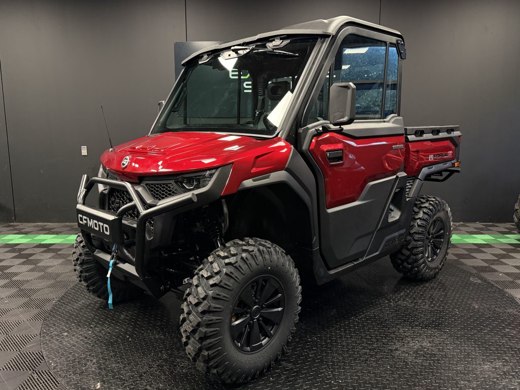 UFORCE 1000 PRO Highland | 976 cc V-Twin motor, elektronisk servostyring (EPS), plads til 3 personer, uafhængig affjedring, robuste LED-forlygter og stilfuld Highland-finish i rustik off-road stil.