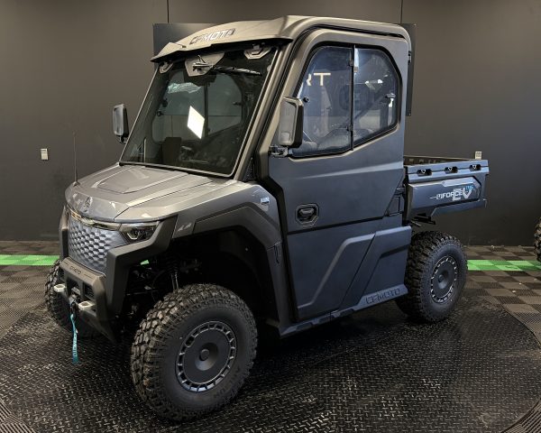 CFMOTO UFORCE U6 EV UTV | elektrisk UTV med 35 kW motor ca. 48 hk og 74 Nm, direkte transmission, 2WD/4WD med differentialespærre, 270 mm frihøjde, uafhængig dobbelt A-arm affjedring med olie-støddæmpere, EPS servostyring, ladkapacitet 250 kg og trækkapacitet 800 kg, 25″ terrændæk på 12″ aluminiumsfælge og lithium-ion batteri omkring 15-20 kWh.