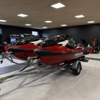 Sea-Doo RXP-X 325 RS jetski | vandscooter med 1630 cc Rotax ACE motor på 325 hk med supercharger og intercooler, jetpumpesystem, iBR bremsesystem med elektronisk revers, T3-R deep-V skrog, variabelt trimsystem VTS, hydraulisk styredæmper, lukket kølesystem, racing ergonomi med Ergolock sæde og avanceret kontrol til højhastigheds performance