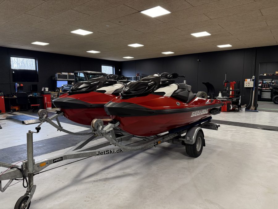 Sea-Doo RXP-X 325 RS jetski | vandscooter med 1630 cc Rotax ACE motor på 325 hk med supercharger og intercooler, jetpumpesystem, iBR bremsesystem med elektronisk revers, T3-R deep-V skrog, variabelt trimsystem VTS, hydraulisk styredæmper, lukket kølesystem, racing ergonomi med Ergolock sæde og avanceret kontrol til højhastigheds performance